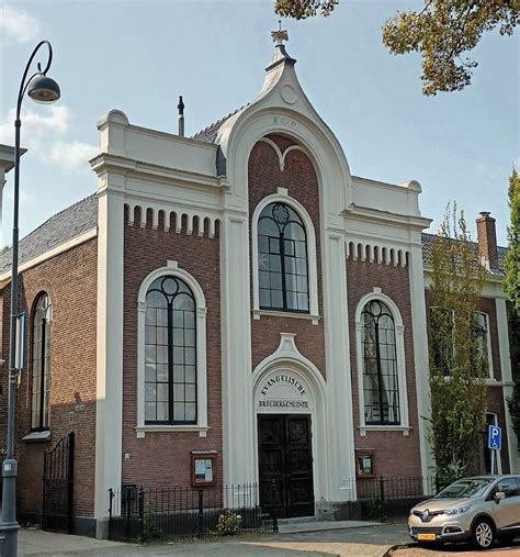 Moderne foto van de Evangelische Broedergemeente-kerk in Amsterdam-Zuidoost.