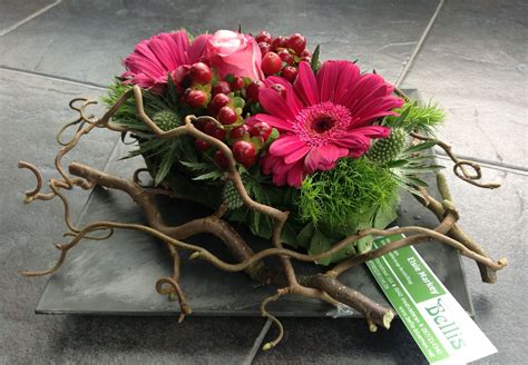 Foto van een bloemstuk in een kerkelijke setting