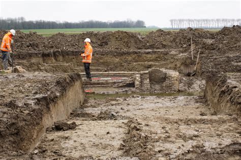 Illustratie van een archeologische opgraving op een wierde, met nadruk op de verschillende lagen van bewoning.