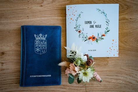 Illustratie van een trouwboekje en ringen