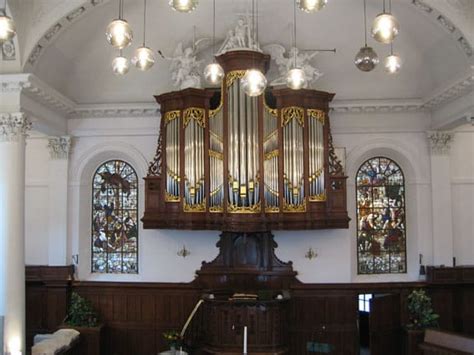 Gedetailleerde foto van het historische orgel in de Doopsgezinde Kerk van Leeuwarden.