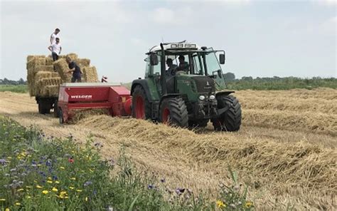 Collage van foto's die het leven in Noord-Friesland weerspiegelen: tractor op het land, boerderij, lokale voetbalwedstrijd