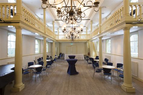 Interieur van de gerestaureerde schuilkerk De Hoop met rijke versieringen.