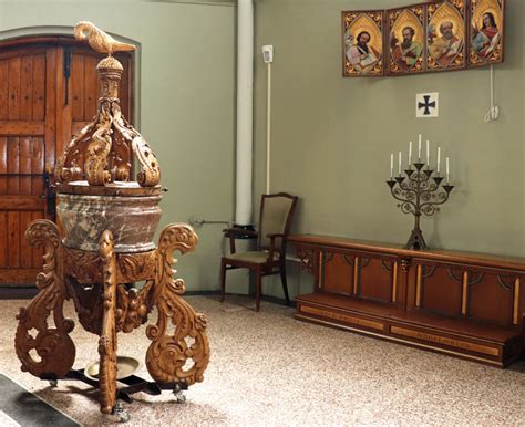 Detailfoto van de achtzijdige zandstenen doopvont in de Martinuskerk