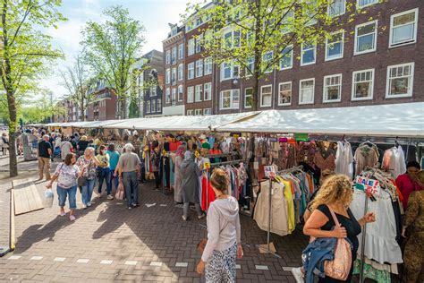 Foto van een levendige markt met diverse kramen