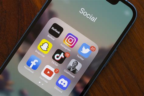 Illustratie van een mobiele app op een smartphone, met iconen die communicatie, agenda en gemeenschapsfuncties symboliseren.