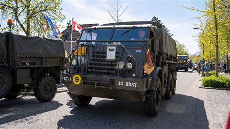 historisch defilé van Dubbeldam langs het gemeentehuis