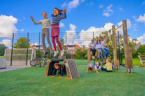 Illustratie van de school met kinderen die buiten spelen.