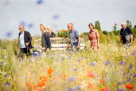 Foto van een natuurbegraafplaats met graven geïntegreerd in het landschap