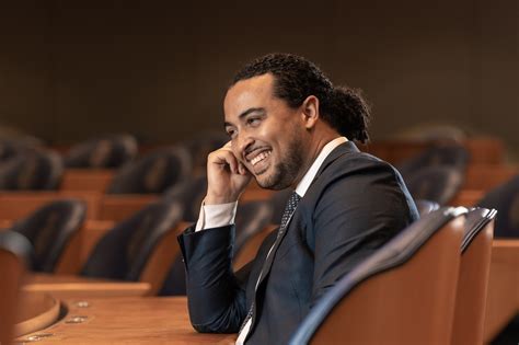 Illustratie van een kerkdienst met een predikant die preekt