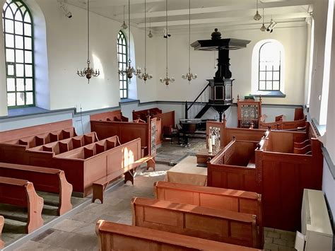 interieur van de Kogerkerk met de preekstoel en kaarsenkronen