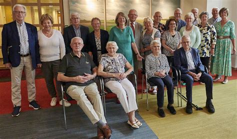 Collage van oude en nieuwe trouwfoto's van jubilerende echtparen