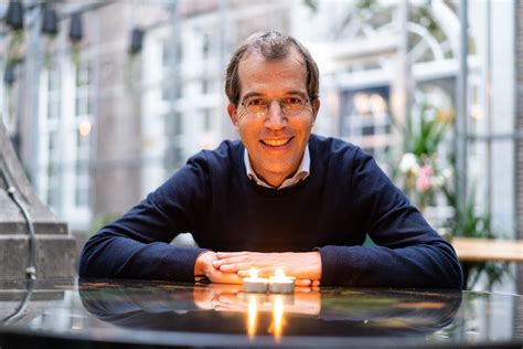 Tim Vreugdenhil in gesprek met een groep mensen