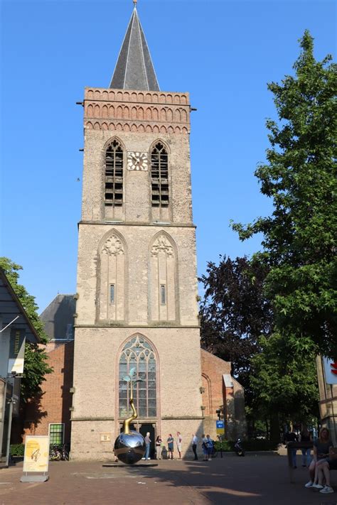 Details van de architectuur van de Oude Kerk Ede, zoals de toren en gewelven.