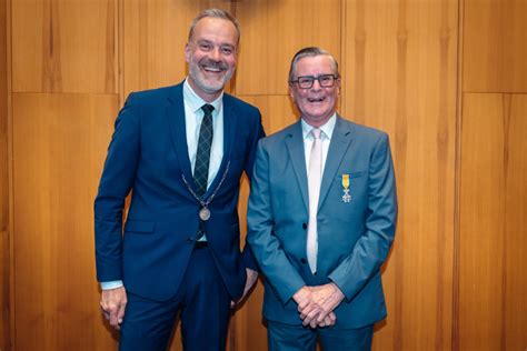 Foto van Klaas Blok die zijn onderscheiding ontvangt