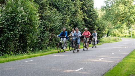 Groep fietsers in een landelijke omgeving