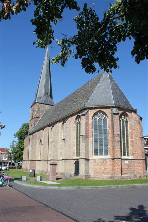 Illustratie van de Dorpskerk van Vorden, met nadruk op de architectonische elementen van verschillende periodes.