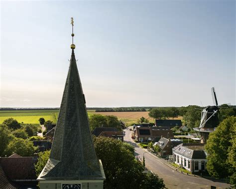 Gedetailleerde foto van de kerktoren van de Dorpskerk van Vorden, met aandacht voor de geledingen en de spits.