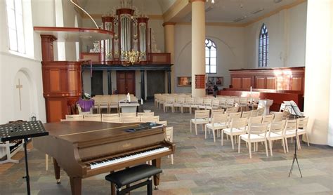 Foto van het interieur van de Dorpskerk van Vorden, met de preekstoel en het orgel in beeld.