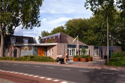 Een sfeervolle foto van de buitenkant van kerkgebouw De Veste