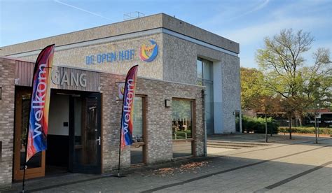 Foto van de buitenkant van de Open Hof kerk in Aalsmeer.