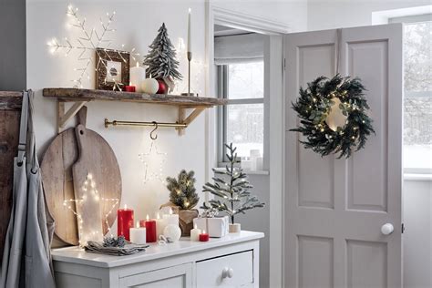 Illustratie van een sfeervolle kerkdienst met kerstdecoratie