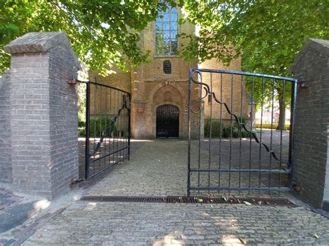 Gedetailleerd beeld van het Bentinck monument in de kerk