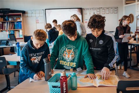 Leerlingen die actief deelnemen aan een fietsreparatieles.
