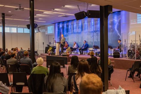 Oude foto van een kerkdienst van Evangelie Gemeente De Deur