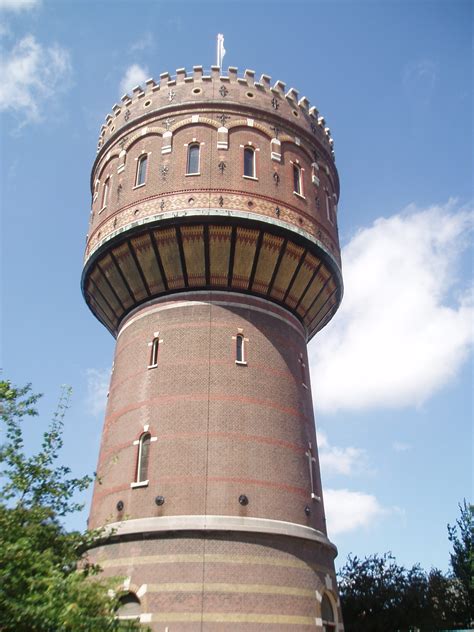 De watertoren van Scherpenisse, een prominent herkenningspunt.