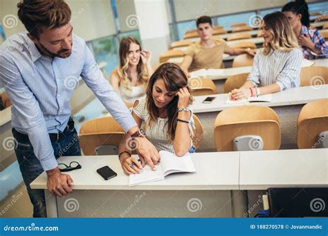 Foto van een bijbelschool met studenten en docenten
