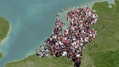 Illustratie van Nederlandse immigranten die aan land gaan in Noord-Amerika.