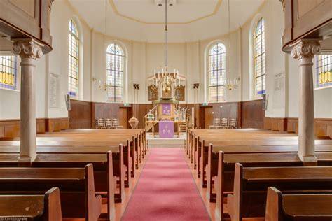 Foto van het interieur van de protestantse kerk in Beek, met de kansel en het orgel