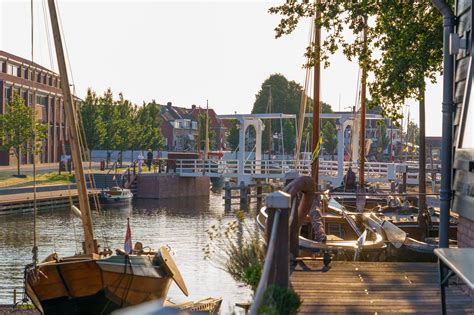 Een infographic die de groei van Harderwijk en de ontwikkeling van kerkgebouwen in de stad weergeeft.