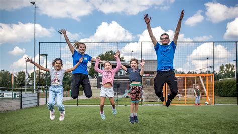 Kinderen die samen een thema uitwerken tijdens een schoolweek