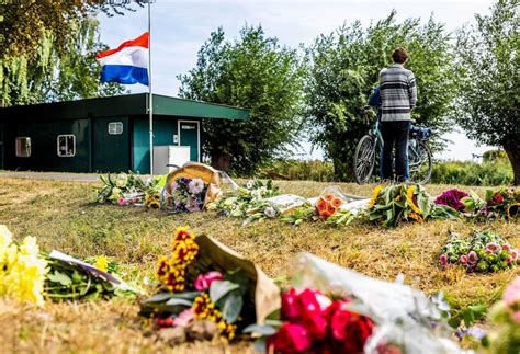 foto van de dijk in Nieuw-Beijerland met bloemen ter nagedachtenis aan de slachtoffers