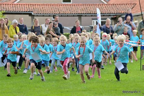 kinderen die uit een kerkgebouw rennen