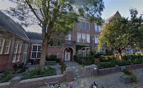 oud schoolgebouw met gereformeerde insigne
