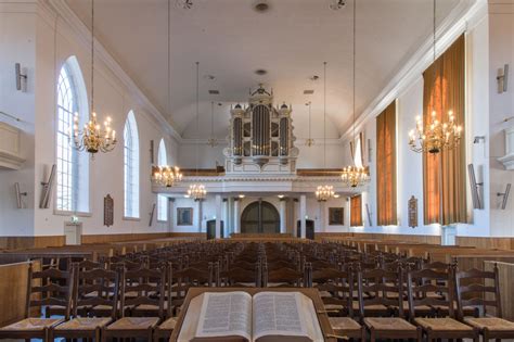 Interieur van de hervormde kerk met het doophek uit 1657.