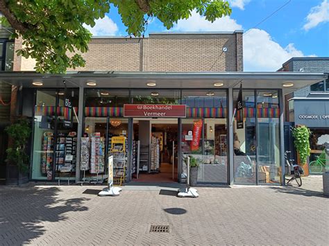 Buitenbeeld van de Evangelische Boekwinkel in Stadskanaal met een ingang naar een steegje