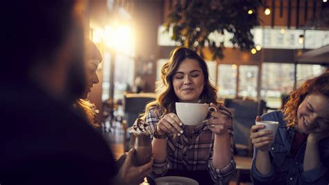 Foto van gemeenteleden die gezellig koffie drinken na een kerkdienst.