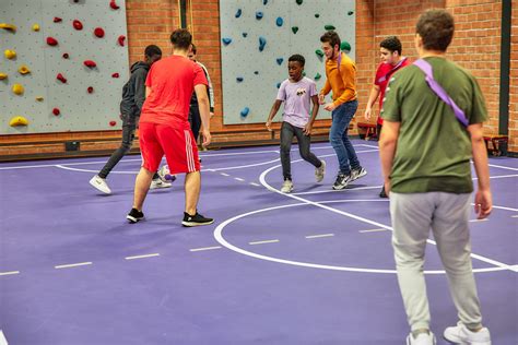 Jongeren die actief deelnemen aan sportieve en recreatieve activiteiten in een jeugdcentrum.