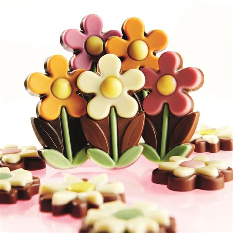 Illustratie van bloemen en chocolade als symbolen van aandacht en waardering.