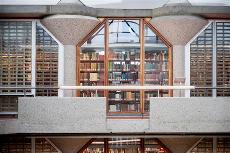 Foto van de universiteitsbibliotheek in Leiden, waar de vertalers van de Statenvertaling werkten.