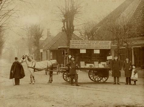 Oude foto van bijbelcolportage in Heiloo, Noord-Holland in 1896, met de 'Bijbelwagen'.