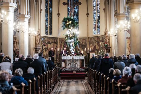 Historische foto van een katholieke kerkdienst in Oisterwijk
