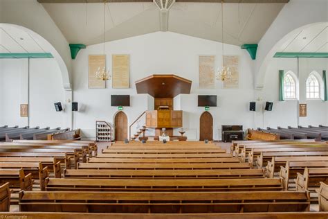 Illustratie van de Dorpskerk in Hierden, omringd door groen.