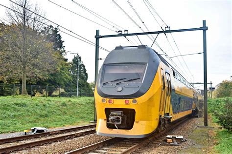 Illustratie van een moderne trein die werkzaamheden uitvoert, met nadruk op technologie en veiligheidssystemen.