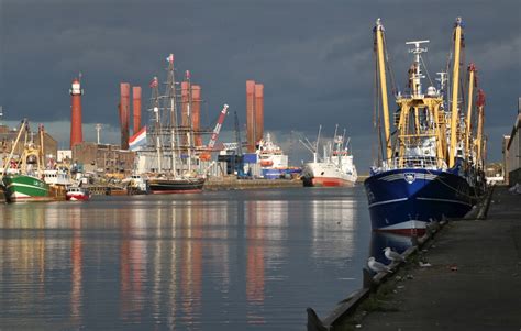 Foto van de Vissershaven van Bruinisse met mosselbeeld