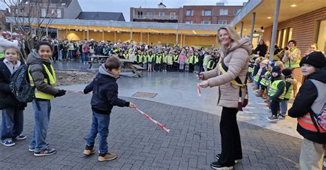Oud schoolgebouw met leerlingen